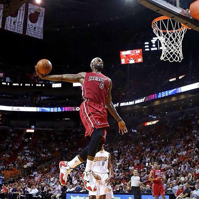 lbj11  詹姆斯赛场上脚 LeBron 11 Home PE