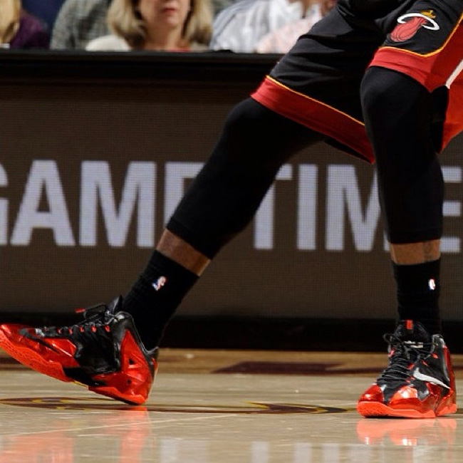 lbj11 lbj11 away 詹姆斯赛场上脚 LeBron 11 黑红客场配色