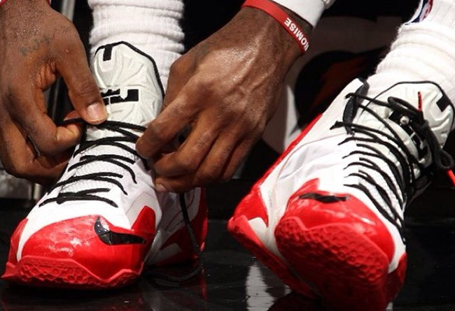 LeBron 11,LBJ11,PE球员版  詹姆斯赛场穿着 LeBron 11 PE 红白配色