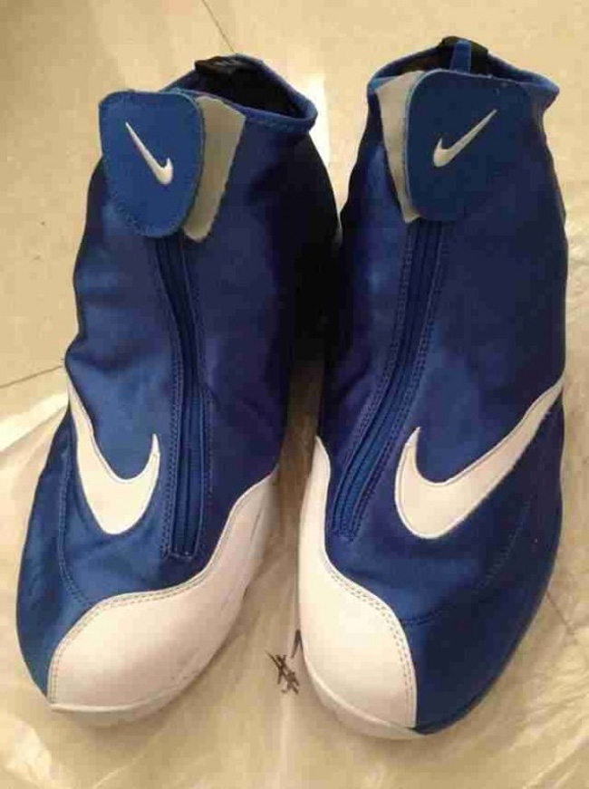 佩顿手套,The Glove,佩顿战靴 佩顿手套The Glove复刻 Nike Air Zoom Flight The Glove 蓝白配色曝光