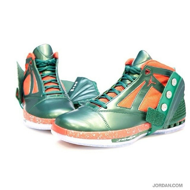 雷阿伦PE,Air Jordan 16,AJ16,圣诞配色  雷阿伦专属 Air Jordan 16 PE ＂Christmas＂ 圣诞配色曝
