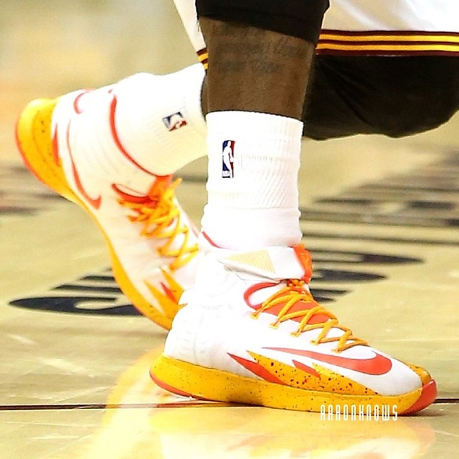 Nike Zoom Hyperrev,Hyperrev,Ky  凯里欧文赛场穿着 Nike Zoom Hyperrev PE 骑士主场配色