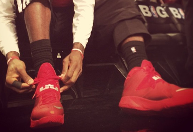 Nike Zoom Soldier 7,士兵7 士兵7 詹姆斯赛场穿着全红配色 Nike Zoom Soldier 7 PE