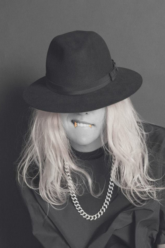 G-Dragon,权志龙  G-Dragon 权志龙穿着球鞋登陆时尚杂志封面