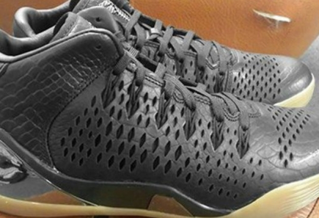Kobe 9 Mid EXT,704286-001 科比9休闲704286-001 Kobe 9 Mid EXT “Black Snakeskin” 实物曝光