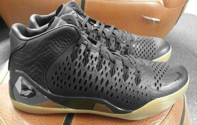 Kobe 9 Mid EXT,704286-001 科比9休闲704286-001 Kobe 9 Mid EXT “Black Snakeskin” 实物曝光