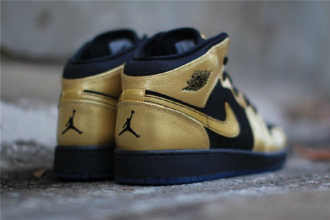 Air Jordan 1 Mid,AJ1 AJ1 Air Jordan 1 Mid 金黑配色全新登场