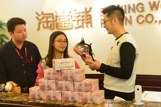 为,买房,300,双,球鞋,抵押,典当,百万,人民币,  为买房，300 双球鞋抵押典当百万人民币