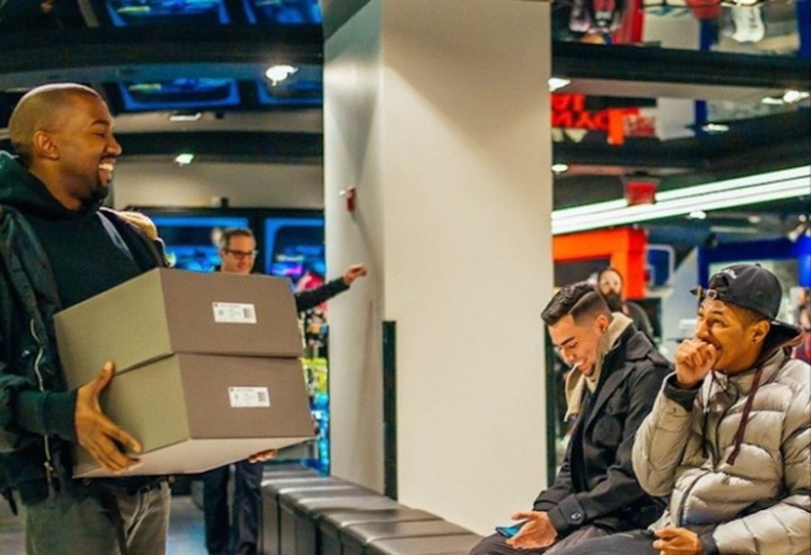 Kanye,West亲临纽约adidas店铺  Kanye West 亲临 adidas 纽约店铺
