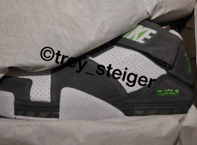 LBJ2,LeBron 2 LBJ2 即将回归？复刻版 Nike LeBron 2 “Dunkman” 亮相