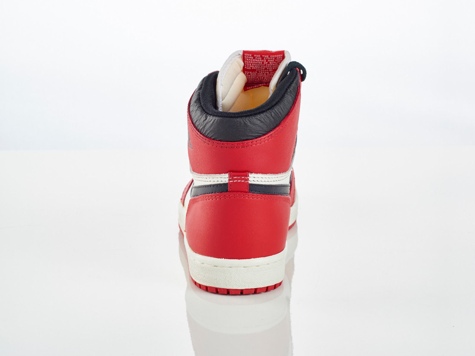 555088-101,AJ1,Air Jordan 1 555088-101AJ1白黑红 完美复刻，Air Jordan 1 ＂Chicago＂ 将不穿鞋带发售