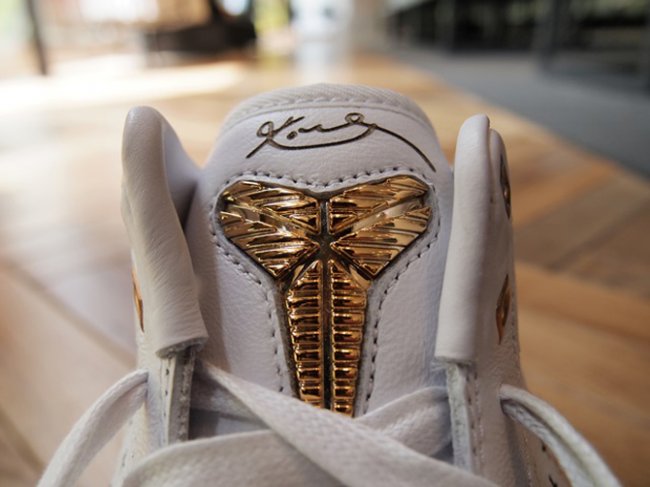 802366-100,Kobe 10 EXT Mid,Kob 802366-100 Kobe 10 EXT Mid “White/Gum” 实物近赏