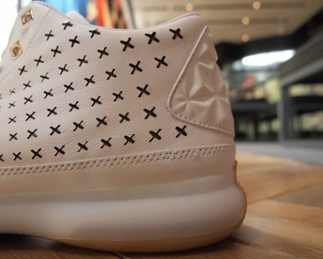 802366-100,Kobe 10 EXT Mid,Kob 802366-100 Kobe 10 EXT Mid “White/Gum” 实物近赏