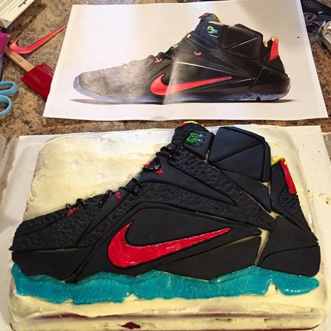 LBJ12,LeBron 12 LBJ12 LBJ 球鞋设计者收到 LeBron 12 生日蛋糕