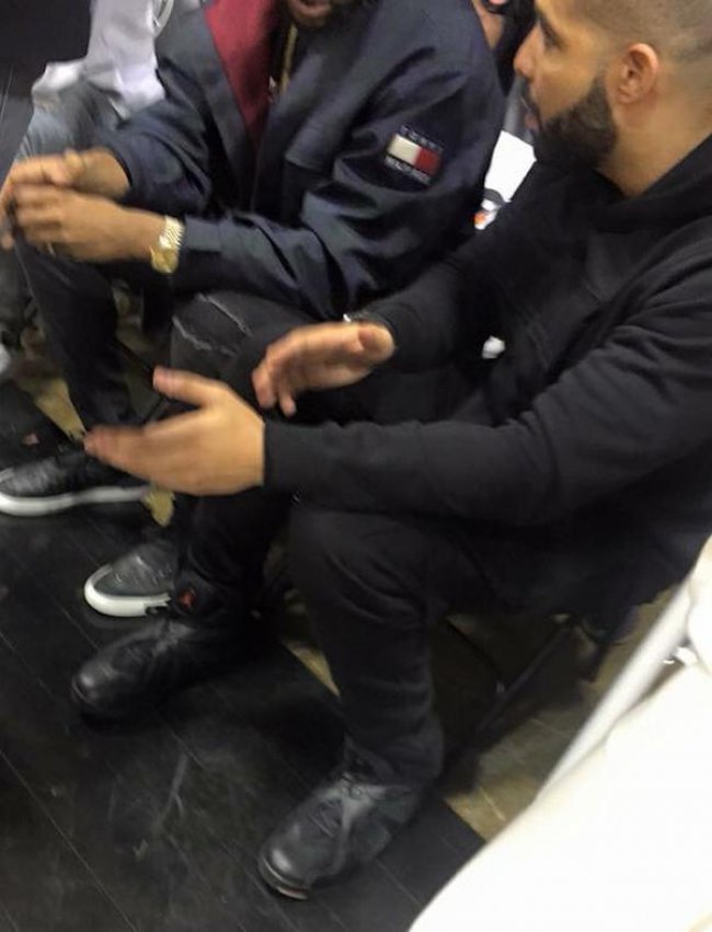 AJ8,Air Jordan 8,OVO,Drake  Drake 亲着 Air Jordan 8 ＂OVO＂