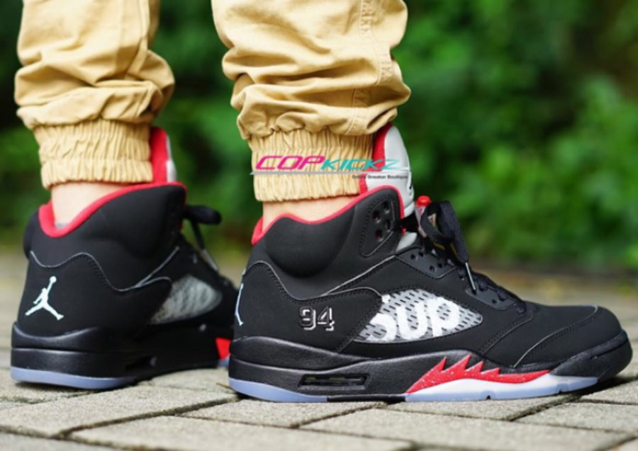 824371-001,AJ5,Air Jordan 5,Su 824371-001AJ5 Supreme x Air Jordan 5 “Black” 上脚实拍