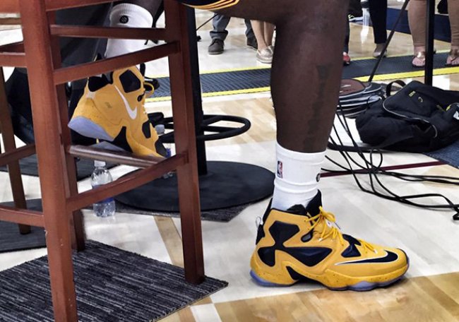 LBJ13,LeBron 13 LBJ13 詹姆斯在媒体日亲着 LeBron 13 黄黑配色