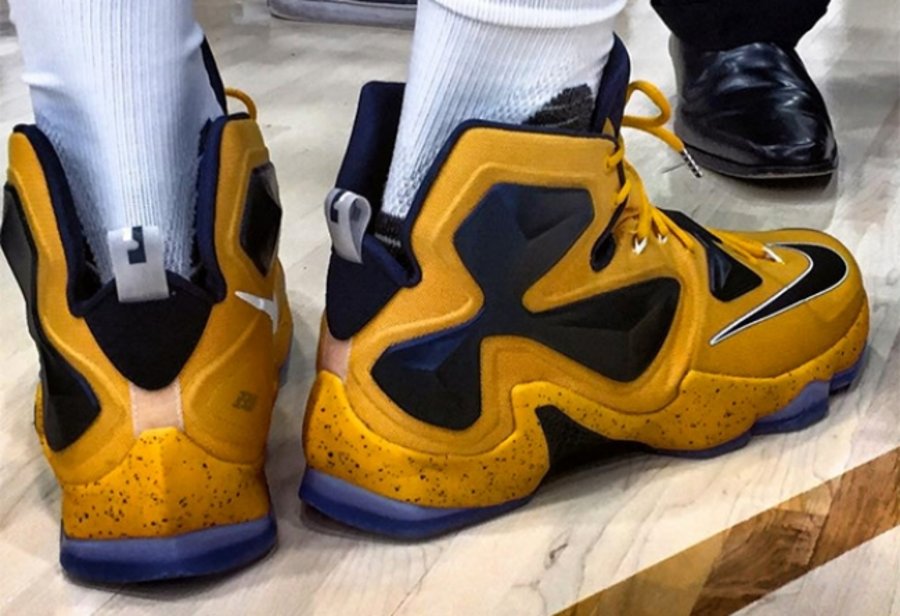 LBJ13,LeBron 13 LBJ13 詹姆斯在媒体日亲着 LeBron 13 黄黑配色
