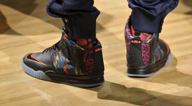 Air Akronite,Nike  詹姆斯亲着上脚 Nike Air Akronite PE