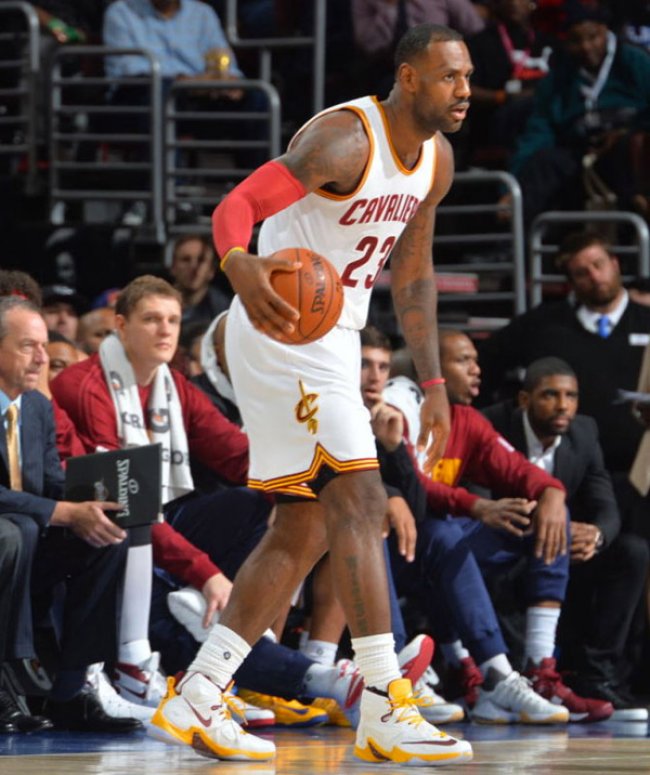 LBJ13,LeBron 13 LBJ13 新成就达成！詹姆斯上脚 LeBron 13 PE 白黄新色