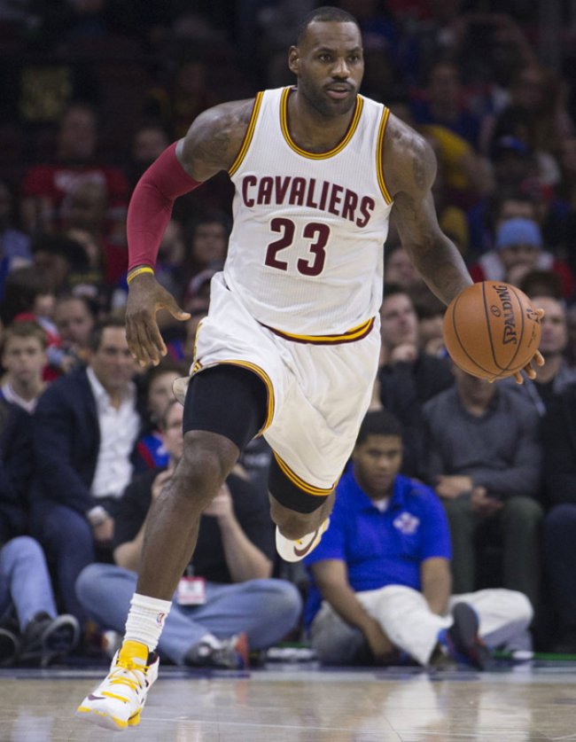 LBJ13,LeBron 13 LBJ13 新成就达成！詹姆斯上脚 LeBron 13 PE 白黄新色