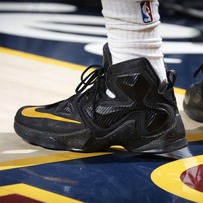 LBJ13,LeBron 13 LBJ13发售日期发售价 詹姆斯赛场上脚 LeBron 13 PE 黑黄新色