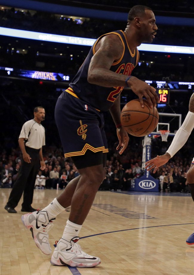 807220-106,LBJ13,LeBron 13 807220-106LBJ13 詹姆斯赛场上脚 LeBron 13 “Horror Flick”