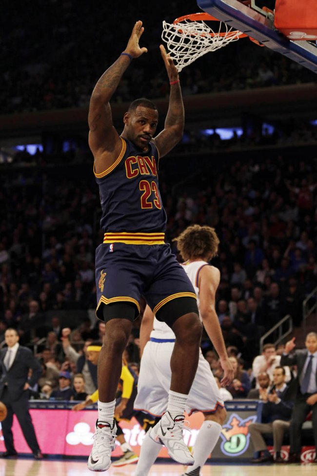 807220-106,LBJ13,LeBron 13 807220-106LBJ13 詹姆斯赛场上脚 LeBron 13 “Horror Flick”