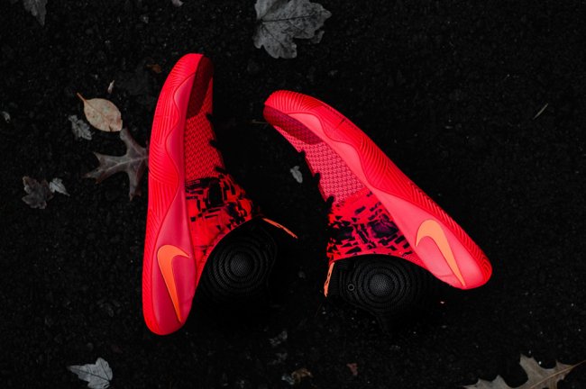 820537-680,Kyrie 2,Nike 819583-680 1 月 1 日发售，Kyrie 2 “Inferno” 美图欣赏