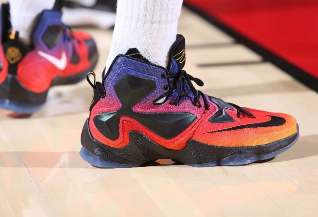 838989-805,LBJ13,LeBron 13 838989-805LBJ13 詹姆斯上脚 LeBron 13 DB 慈善儿童医院配色