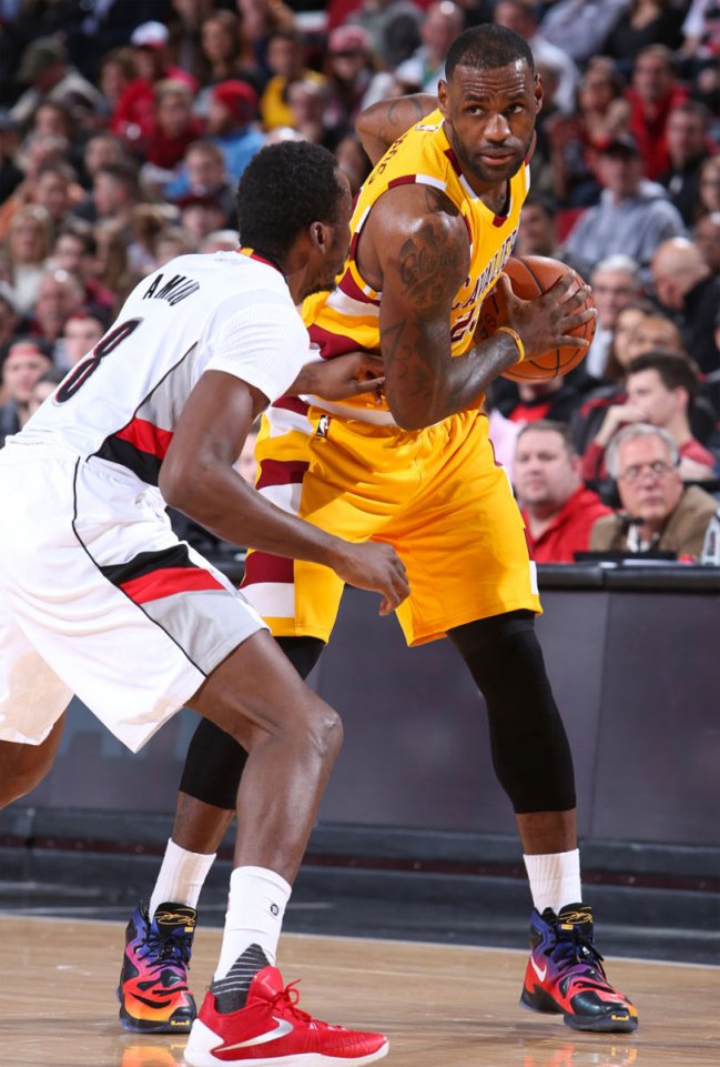 838989-805,LBJ13,LeBron 13 838989-805LBJ13 詹姆斯上脚 LeBron 13 DB 慈善儿童医院配色