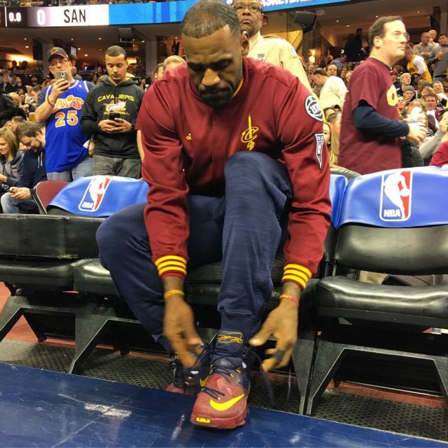 LBJ13,LeBron 13 LBJ13 詹姆斯上脚渐变配色 LeBron 13 “Cavs” PE