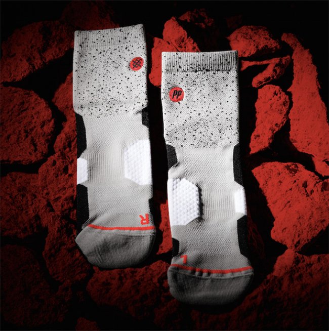 Stance  Stance 为白水泥 Air Jordan 4 特别打造配套球袜