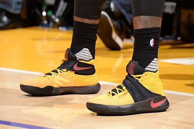Kyrie 2,Nike  欧文赛场上脚 Kyrie 2 PE 黄黑红配色