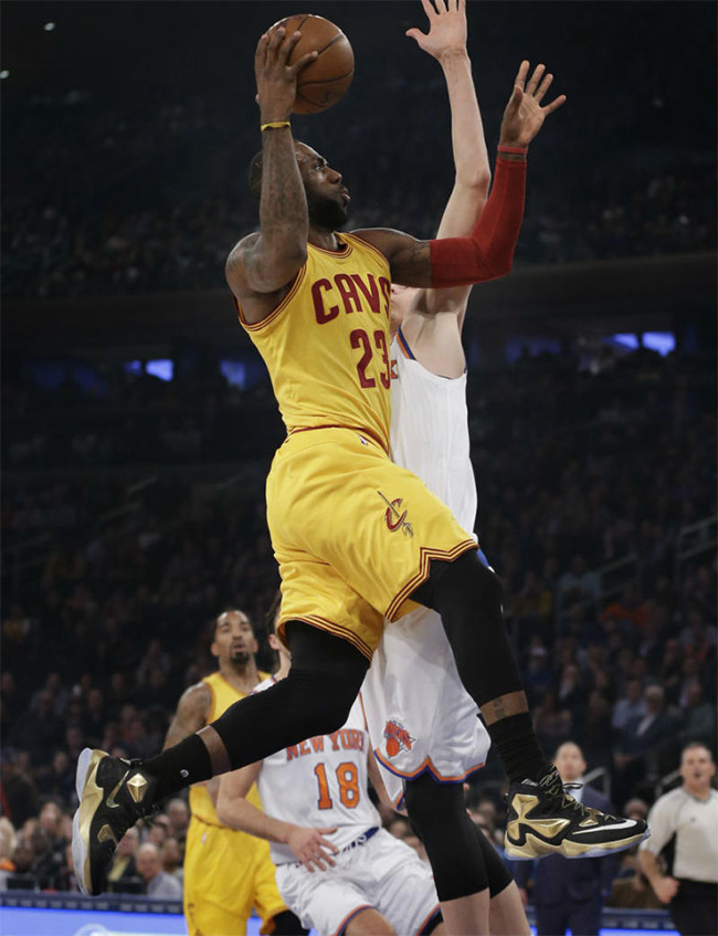 LBJ13,LeBron 13 LBJ13 詹姆斯赛场上脚黑金配色 LeBron 13 PE