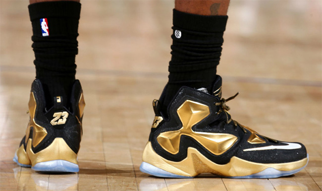 LBJ13,LeBron 13 LBJ13 詹姆斯赛场上脚黑金配色 LeBron 13 PE