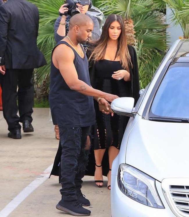 Yeezy 550 Boost,Yeezy  侃爷亲着上脚之前曝光的 Yeezy 550 Boost “Black”