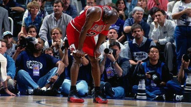 130690-002,AJ12,Air Jordan 12 130690-002AJ12黑红 最经典黑红！Air Jordan 12 “Flu Game” 下月重磅回归