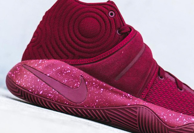819583-600,Kyrie 2,Nike 819583-600 全新绑带质感，Kyrie 2 “Team Red” 实物现身