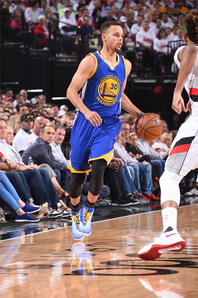 Curry 2.5,Under Armour  加时独揽 17 分，库里上脚 Under Armour Curry 2.5 PE