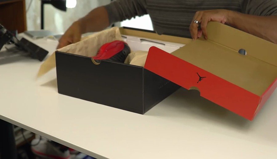 130690-002,AJ12,Air Jordan 12 130690-002AJ12黑红 Flu Game 重磅回归！提前感受 Air Jordan 12 “Bred” 实物开箱