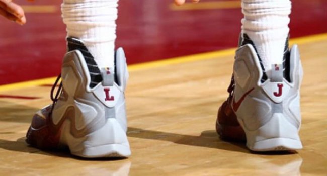 LBJ13,LeBron 13 Elite,LeBron 1 LBJ13 赛点之争，詹姆斯上脚全新 LeBron 13 PE