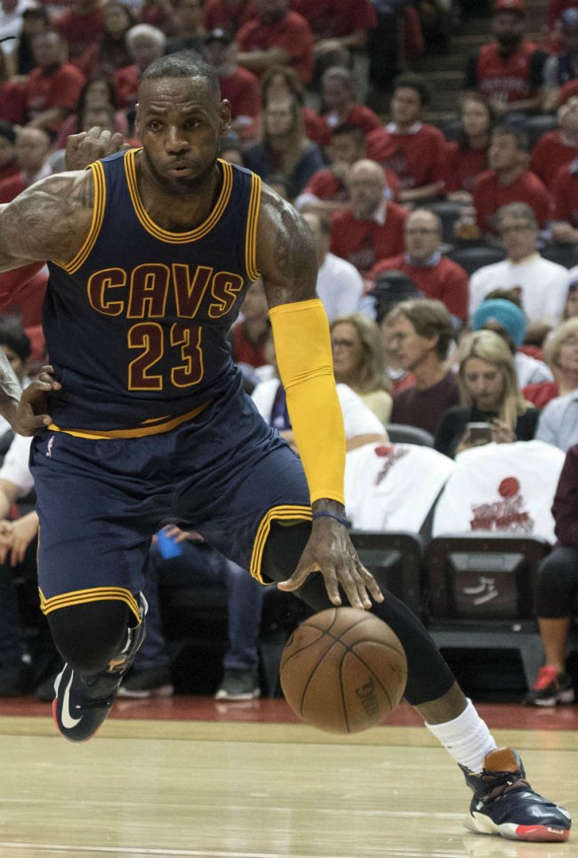823300-941,LBJ13,LeBron 13 823300-941 夺得东部冠军，詹姆斯上脚 LeBron 13 “LuxBron”