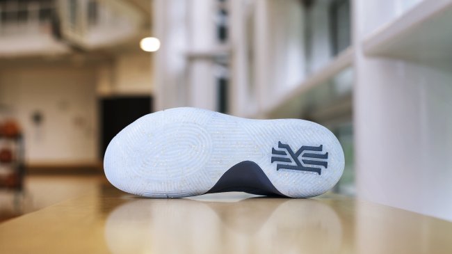 Kyrie 2,Nike  欧文的总决赛第二配色 Kyrie 2 “Blue Velvet” PE