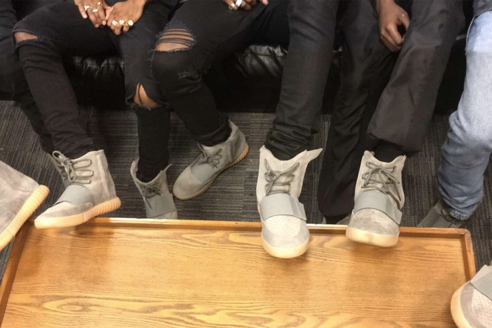 BB1840,Yeezy 750 Boost BB1840 Kanye West 亲着 Yeezy 750 Boost “Light Grey” 亮相舞台