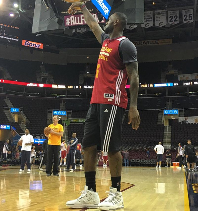 LBJ3,LeBron 3 LBJ3 詹姆斯训练中上脚 Nike LeBron 3 PE