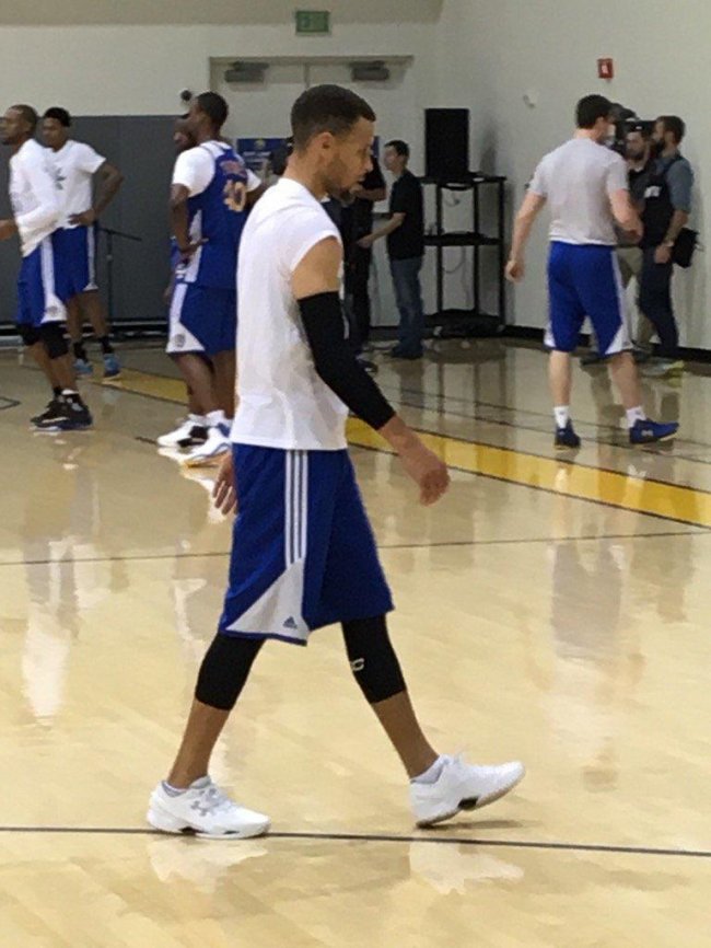 Curry 2,Under Armour,Curry 2 L  库里亲着上脚 Under Armour Curry 2 Low “Chef”