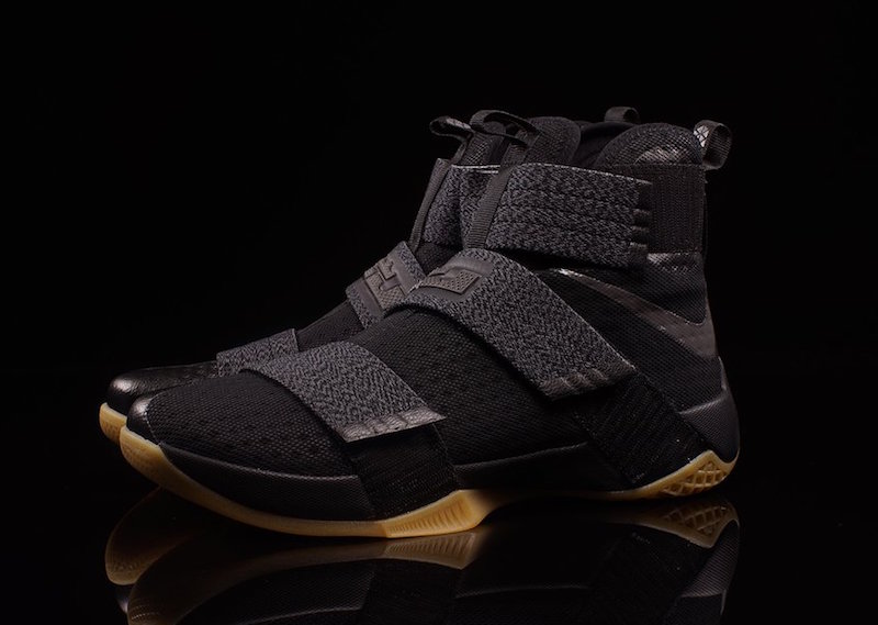 士兵10代,Soldier 10 士兵10代 黑生胶配色 Nike LeBron Soldier 10 现已发售 全黑鞋身沉稳出演