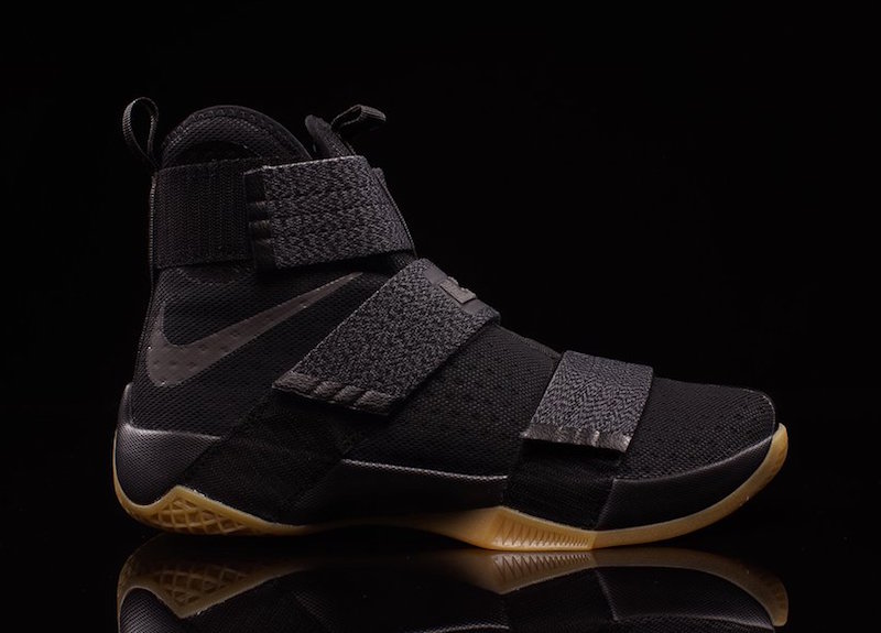 士兵10代,Soldier 10 士兵10代 黑生胶配色 Nike LeBron Soldier 10 现已发售 全黑鞋身沉稳出演