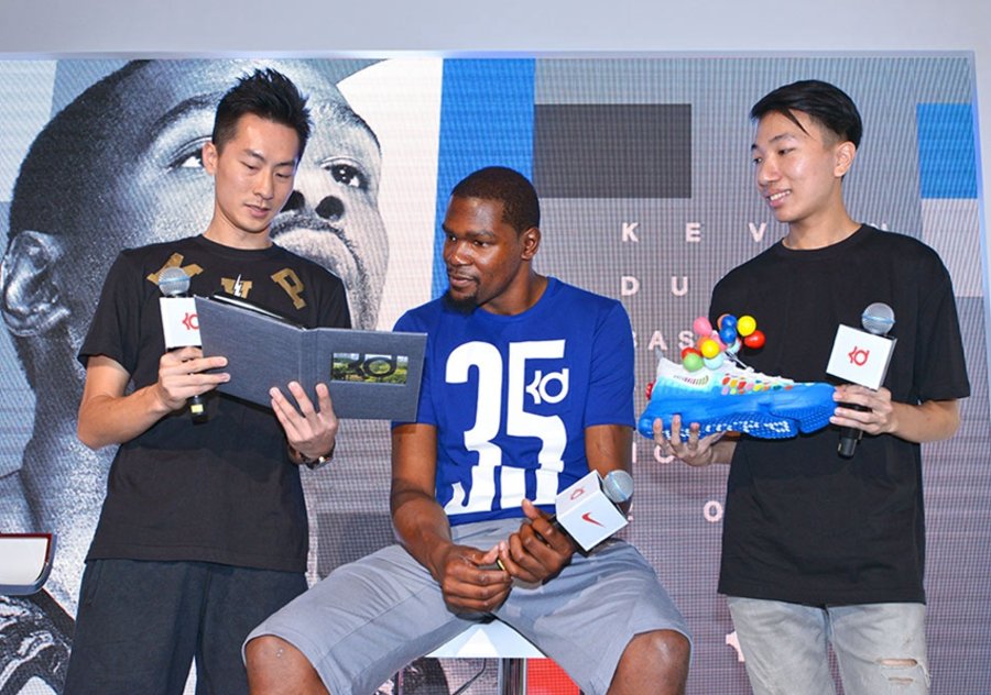 KD9,杜兰特,中国行  杜兰特香港行展示粉丝定制的特别版 KD9